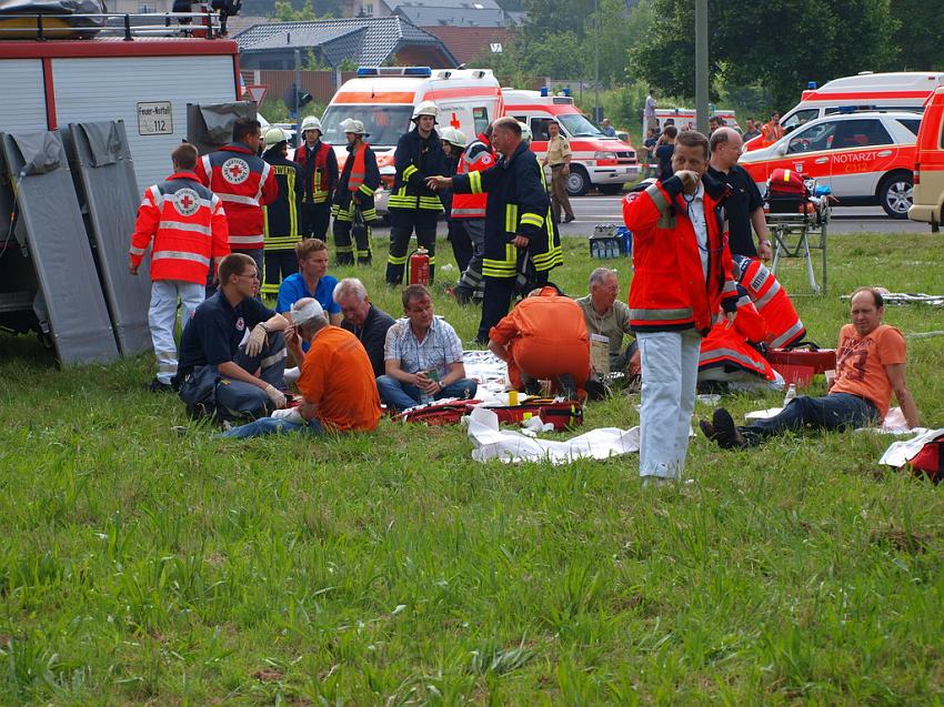 Schwerer Unfall mit Reisebus Lohmar Donrather Dreieck P042.JPG